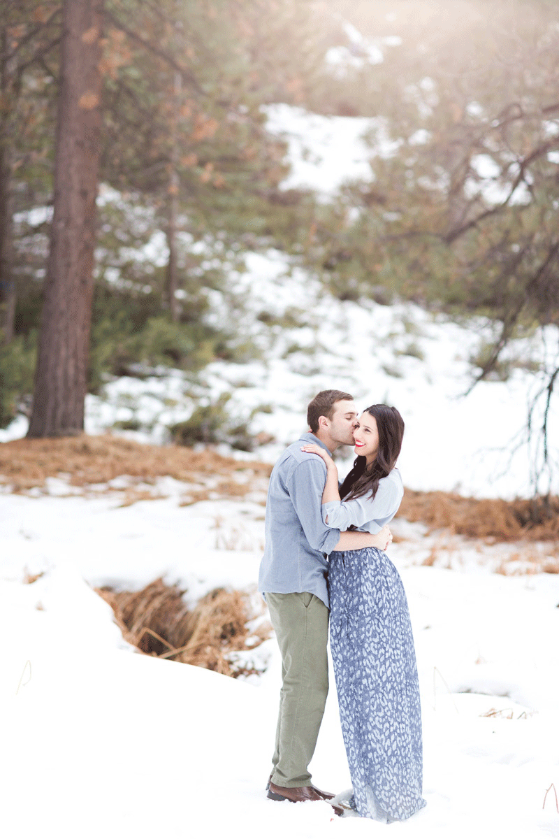 a-snow-winter-engagement-session_08