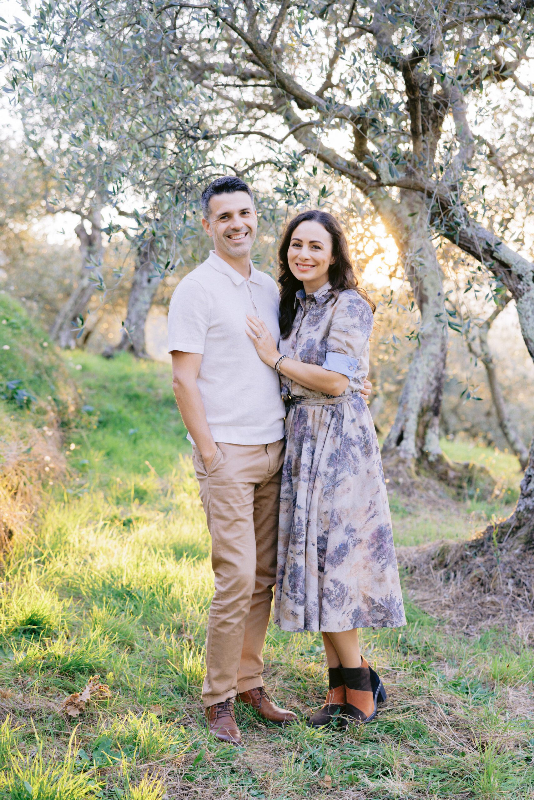 Captured by Koman Studio, this golden hour Santorini wedding portrait reflects the romance and natural beauty of Greece. The soft Mediterranean light, the sea view, and the couple’s tender embrace create a cinematic and elegant image — a perfect example of fine art destination wedding photography in Europe.